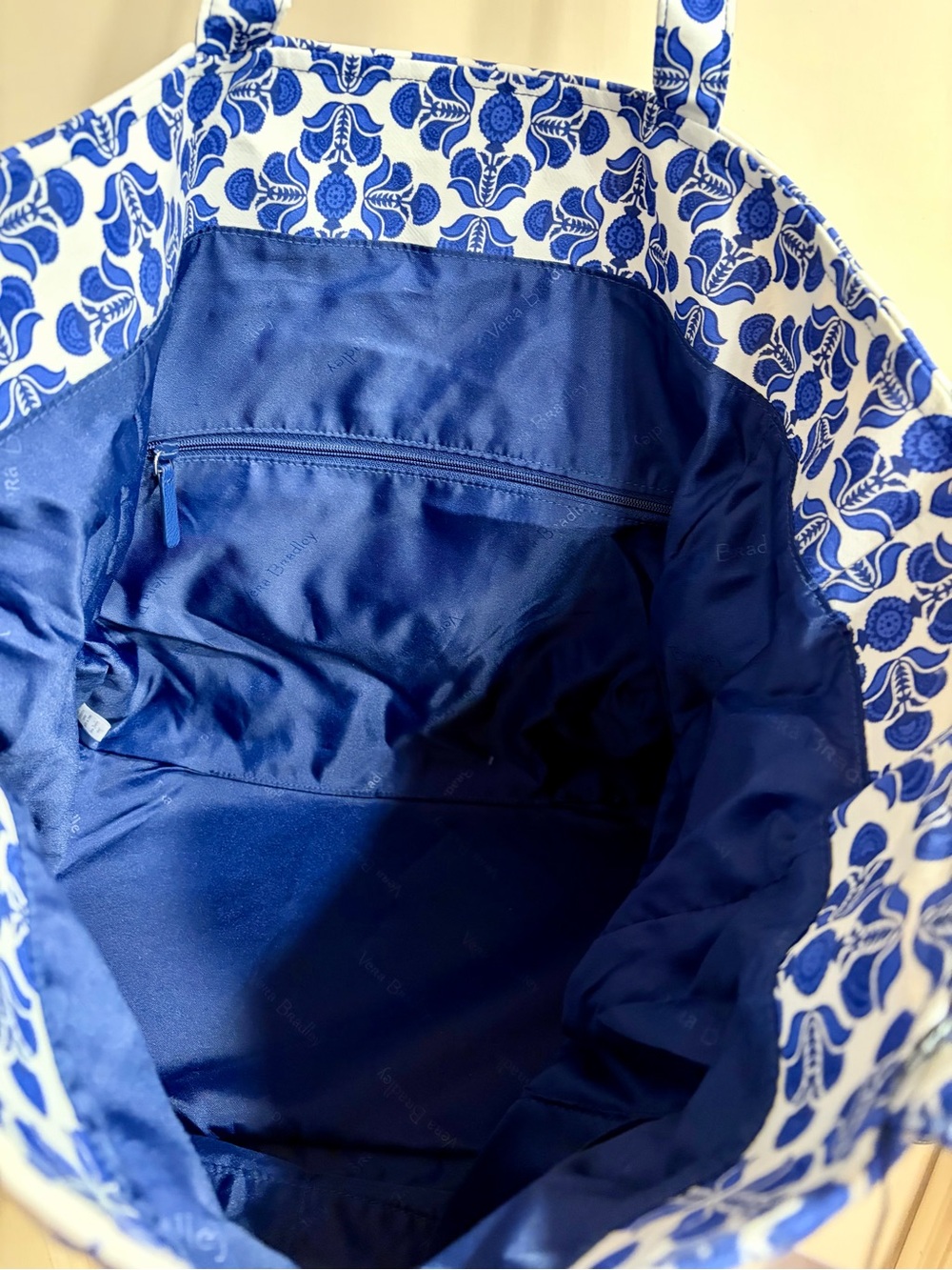 🇺🇸 NWT, Vera Bradley Cobalt Tile Quilted Tote AND Beach Towel Set - Picture 4 of 8